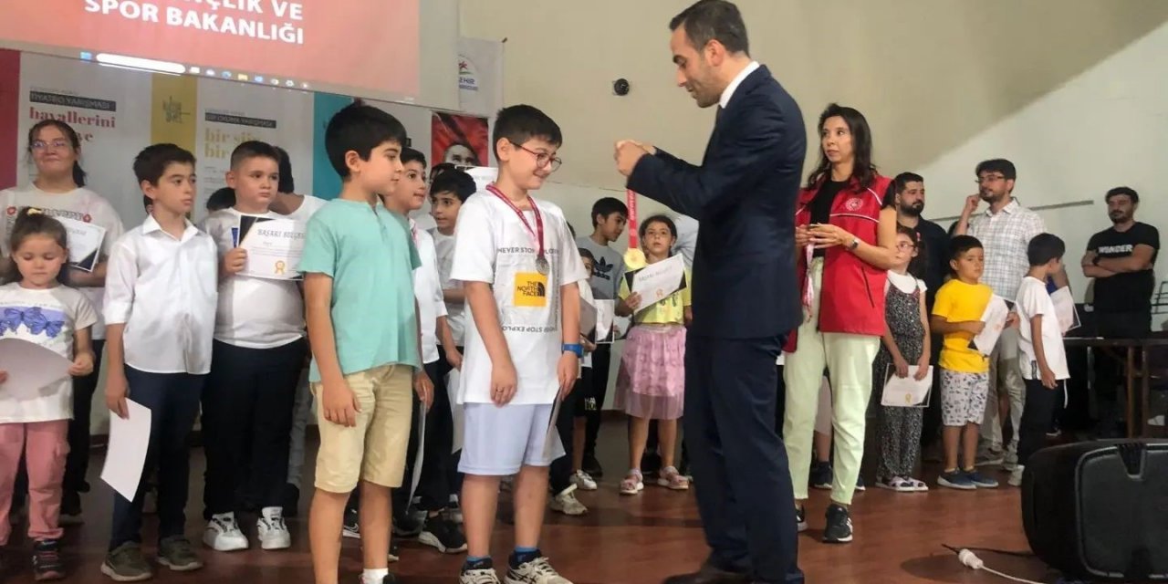 Yaz okulunda eğitim alan çocuklara başarı belgesi verildi