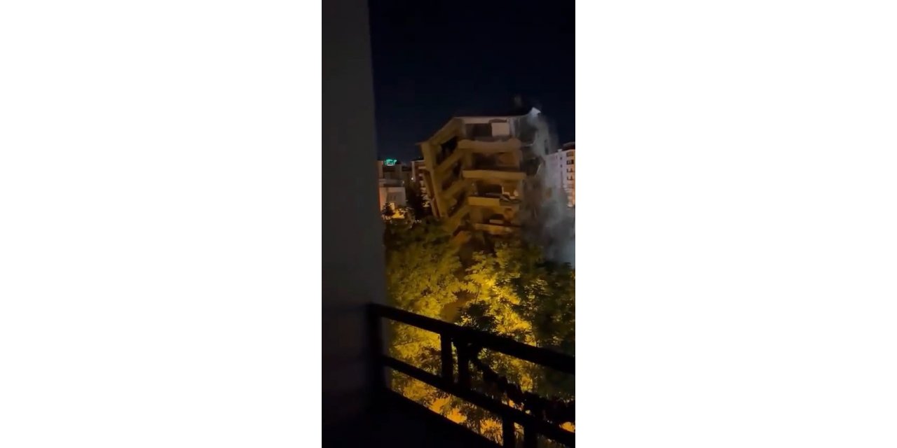 Malatya’daki deprem sonrası Elazığ’da yıkılan ağır hasarlı bina paniğe neden oldu