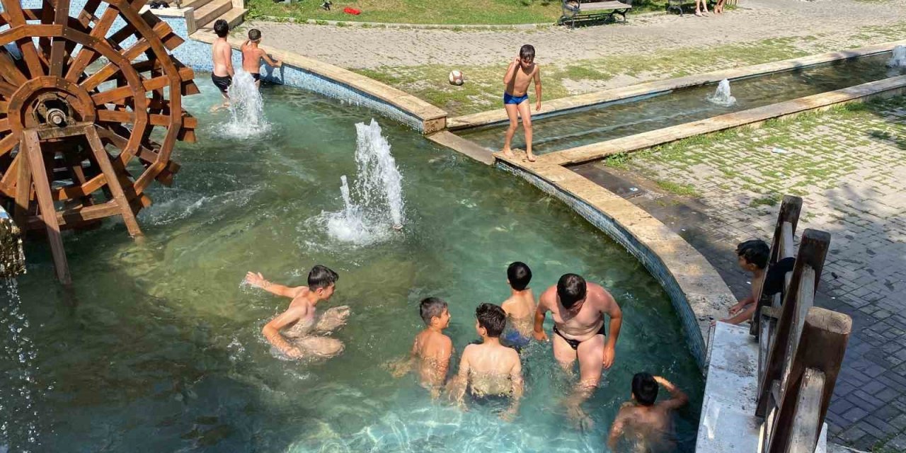 Sıcaktan bunalan çocuklar çareyi süs havuzuna girmekte buldu
