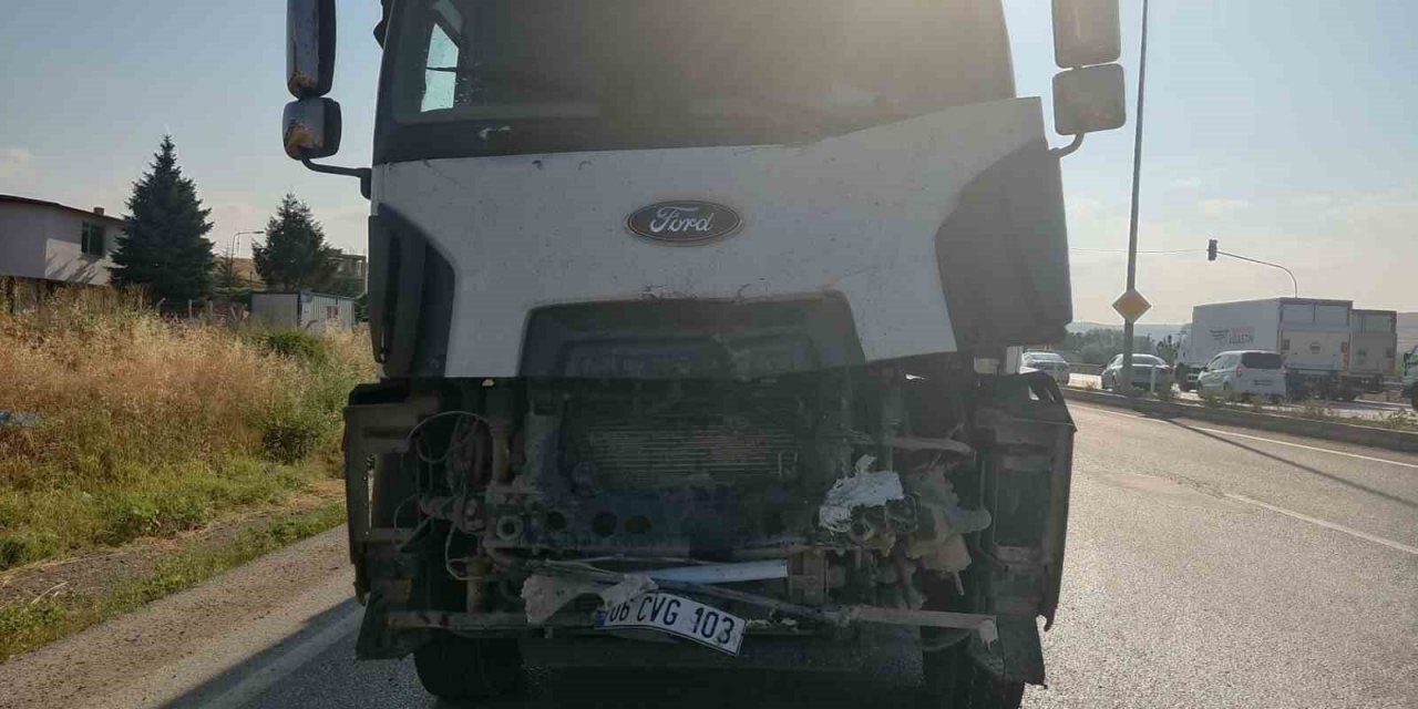 Ankara’da çöp kamyonu ile hafriyat kamyonu çarpıştı: 2 yaralı