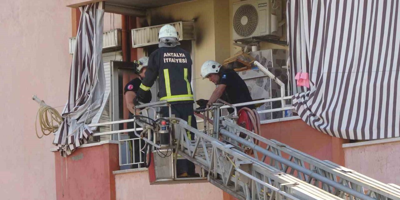 Mutfaktaki buzdolabı binada yangın çıkardı