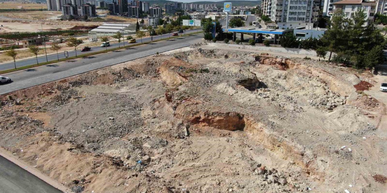 Enkazların yerini boş araziler aldı