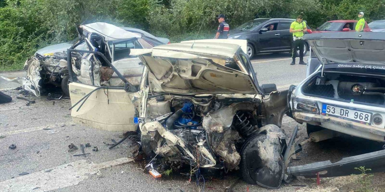Refüjü aştı karşıdan gelen araçla kafa kafaya çarpıştı