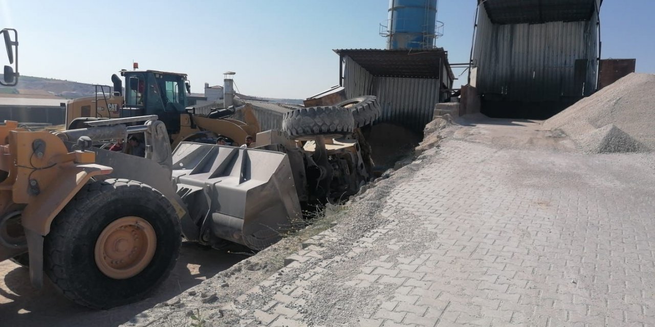 İş Makinası Devrildi: 1 ölü