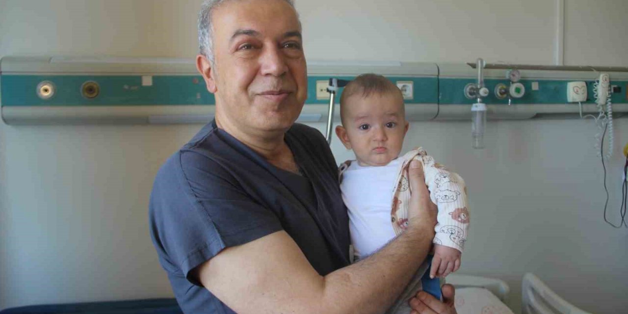 Boğazına çengelli iğne kaçan bebek Şanlıurfa’da sağlığına kavuştu