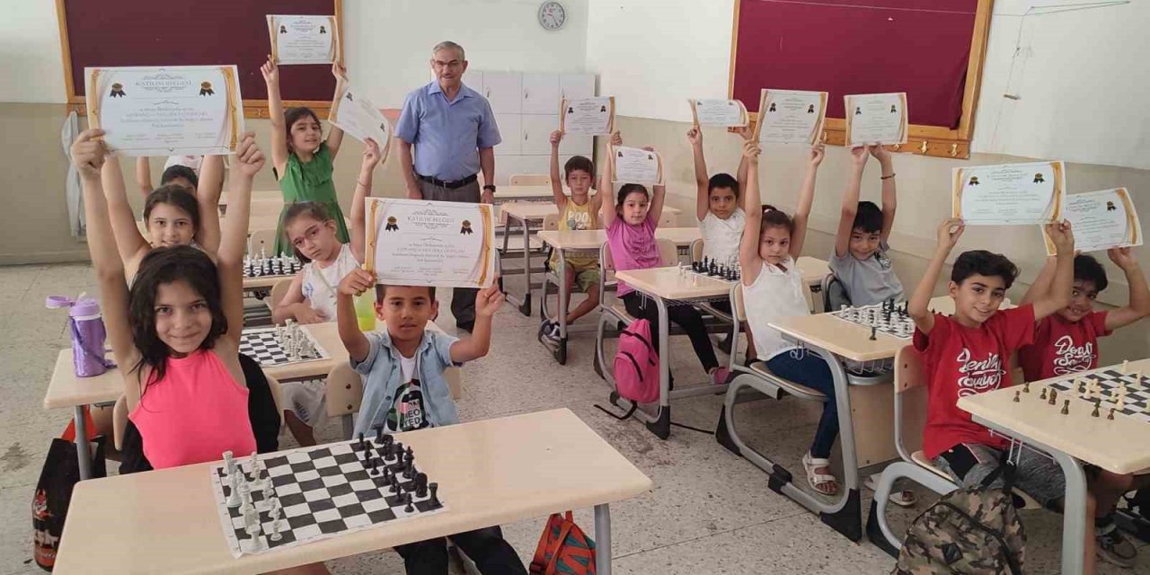 Yaz tatilini satranç öğrenerek geçirdiler