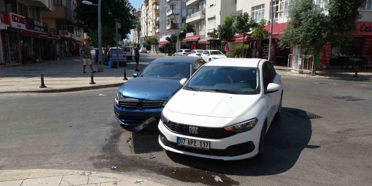 Antalya’da iki otomobil çarpıştı, 1 kişi yaralandı