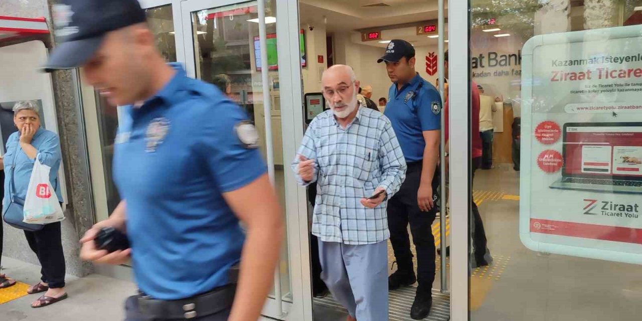 Dolandırılmak üzere olan yaşlı adamı banka görevlileri ikna edemedi, polis ikna etti