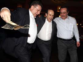 Davutoğlu kravat çıkarttı elçiler coştu