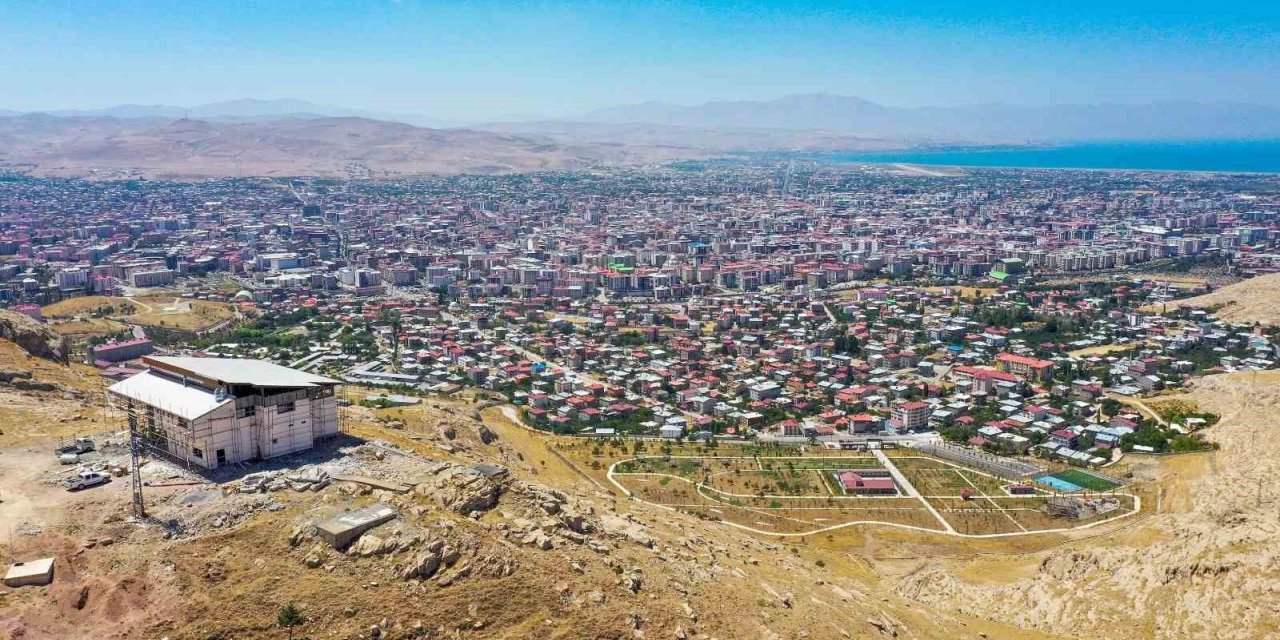 Eşsiz Van manzarası sunan Toprakkale’ye seyir terası yapılıyor