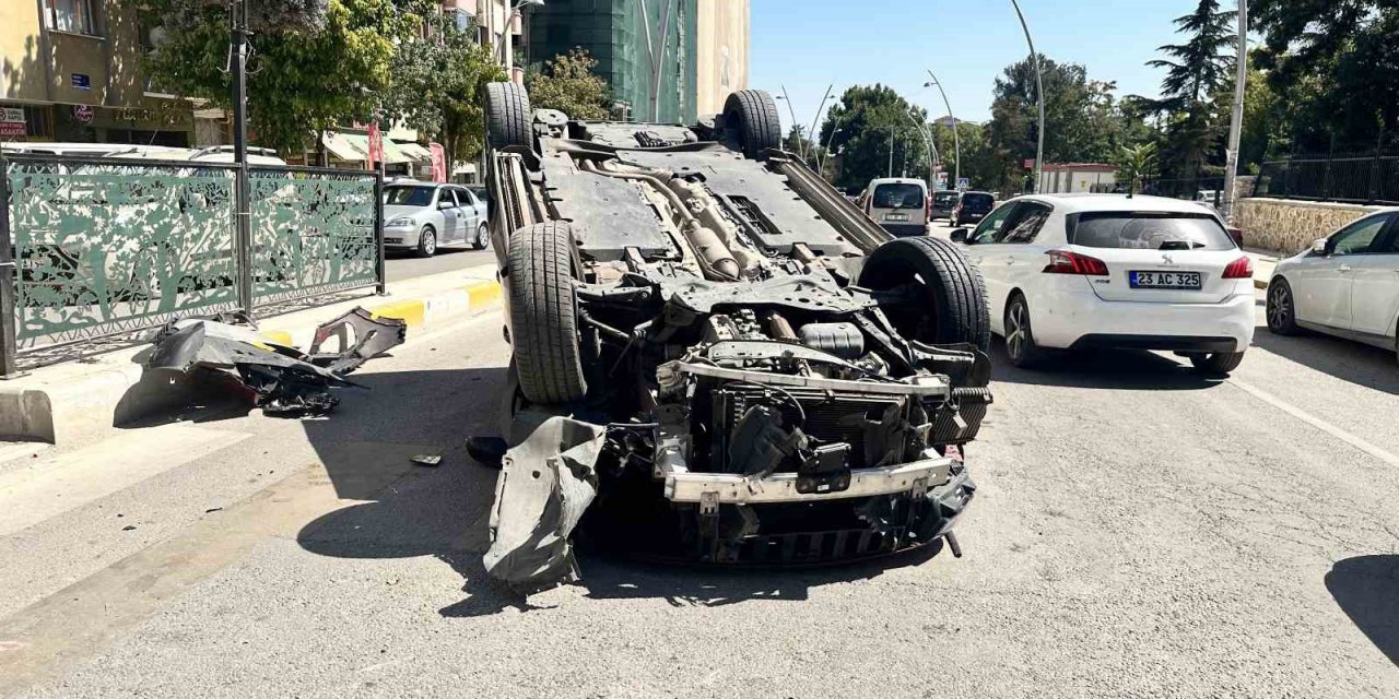 Hafif ticari araçla çarpışan otomobil takla attı: 3 yaralı