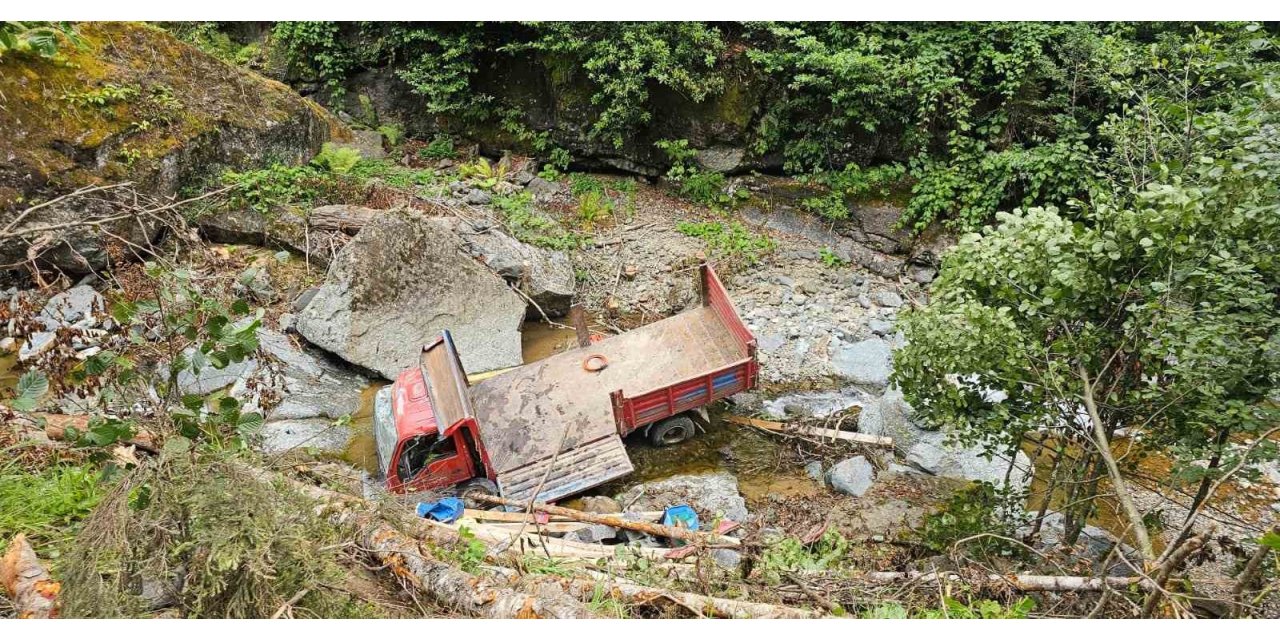 Rize’de kamyonet dereye yuvarlandı: 3 yaralı