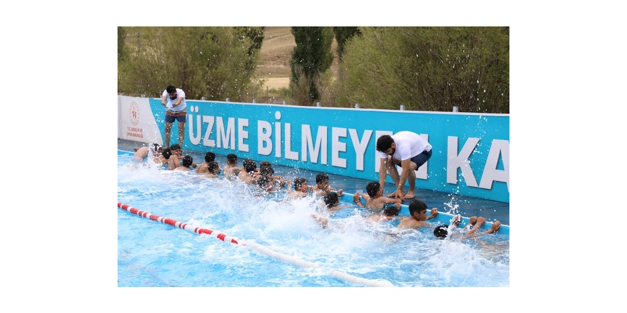 Taşlıçay’da portatif havuzla yüzme eğitimi