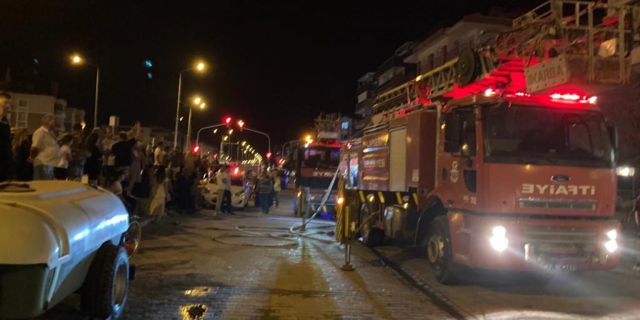 Lapseki’de 5 katlı apartmanda yangın paniği