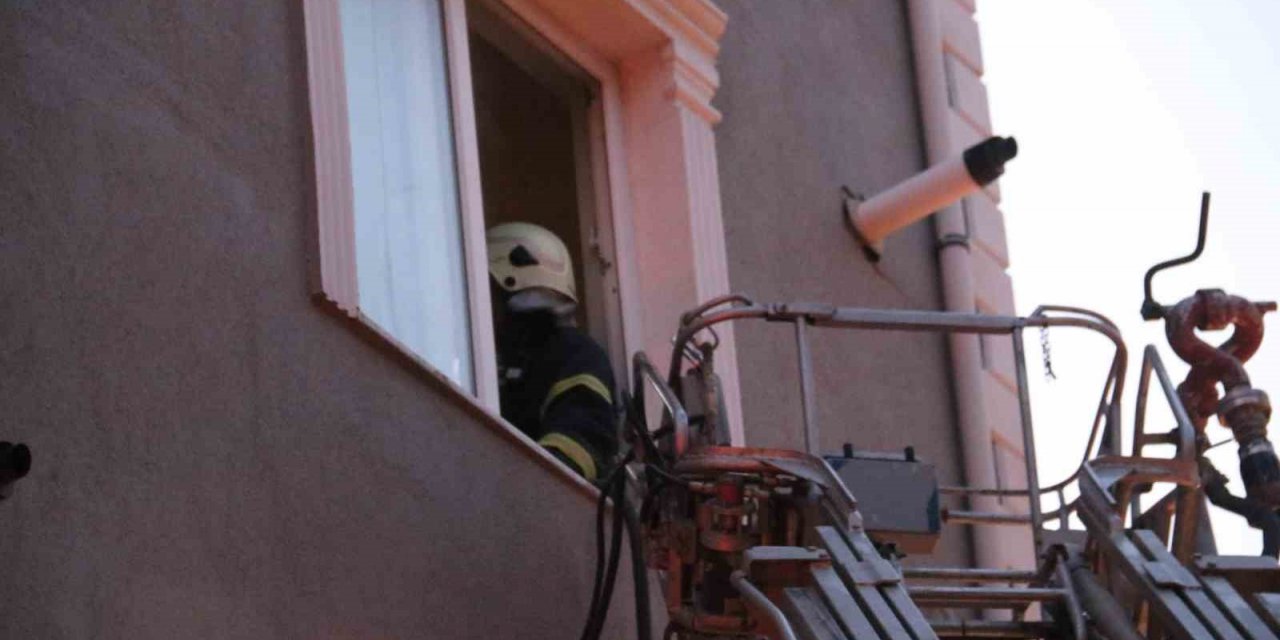 Ocakta unutulan yemek evi yakıyordu, 2 kişi dumandan etkilendi