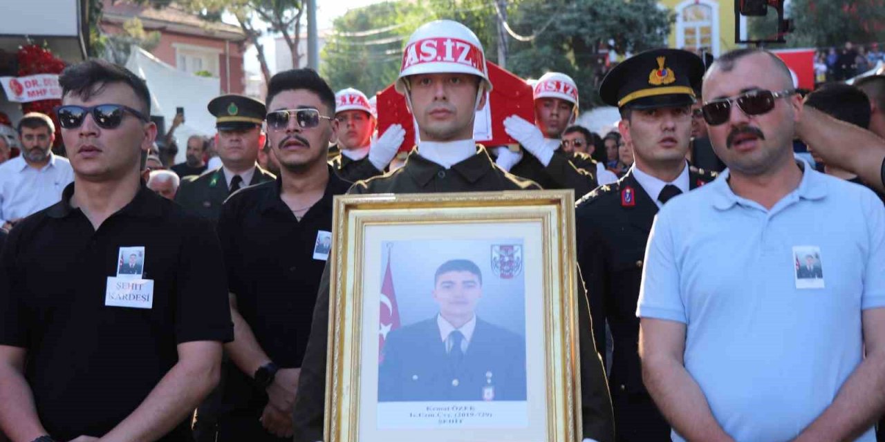 Denizlili şehit Uzman Çavuş Kemal Özek, ismini aldığı şehit amcasının yanına defnedildi