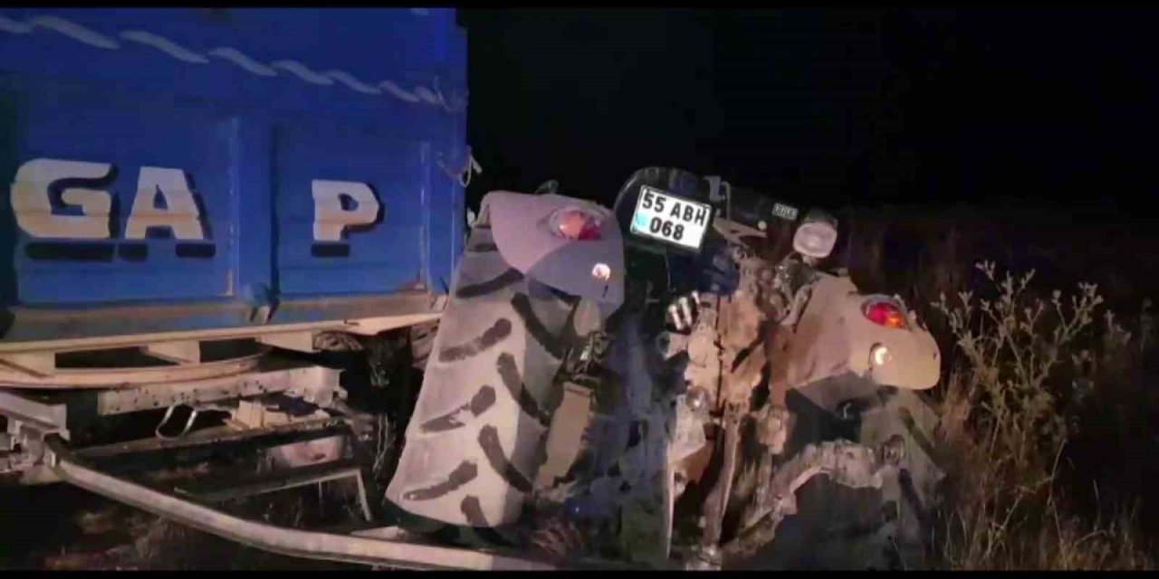 Otomobil saman yüklü traktöre çarptı: 5 yaralı