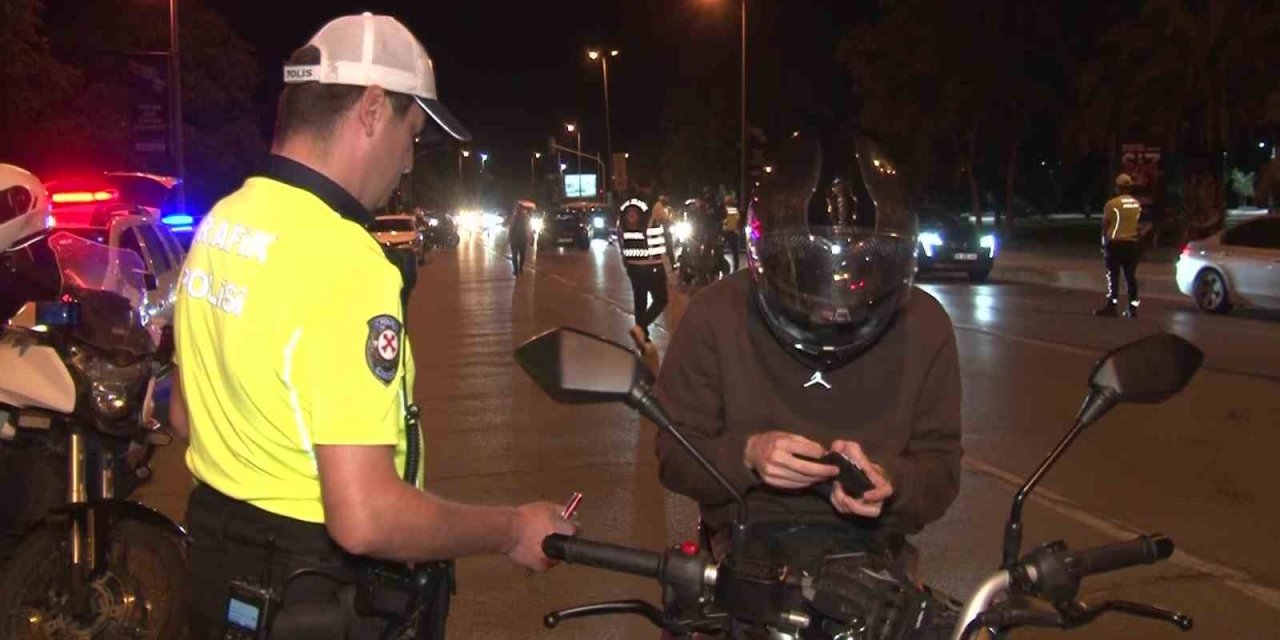 Kadıköy’de abartı egzoz ve modifiye araç denetimi yapıldı