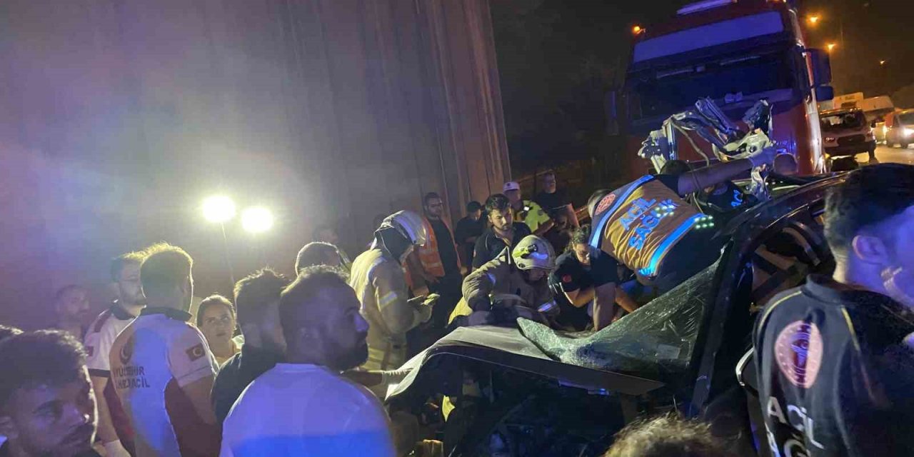 TEM’de makas atan sürücü kamyona çarptı: 1’i ağır 2 yaralı