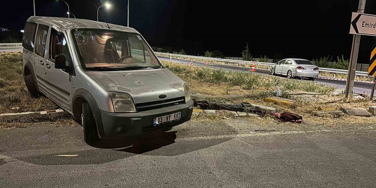 Hafif ticari araç ile otomobil çarpıştı: 9 yaralı