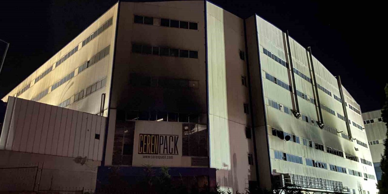 Arnavutköy’de cam üretim fabrikasındaki yangın yaklaşık 20 saat sonunda söndürüldü