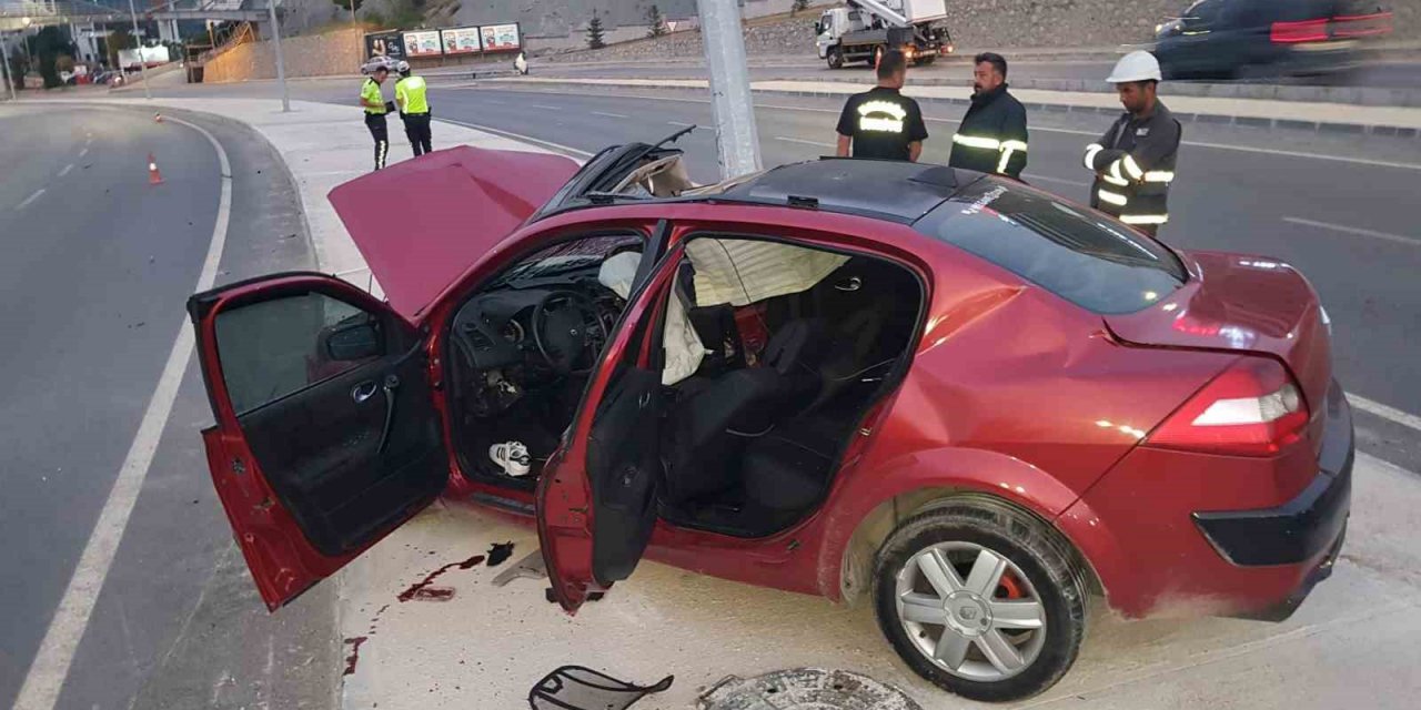 Aydınlatma direğine çarpan otomobil sürücüsü hayatını kaybetti
