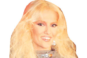 Demet Akalın sigara avında