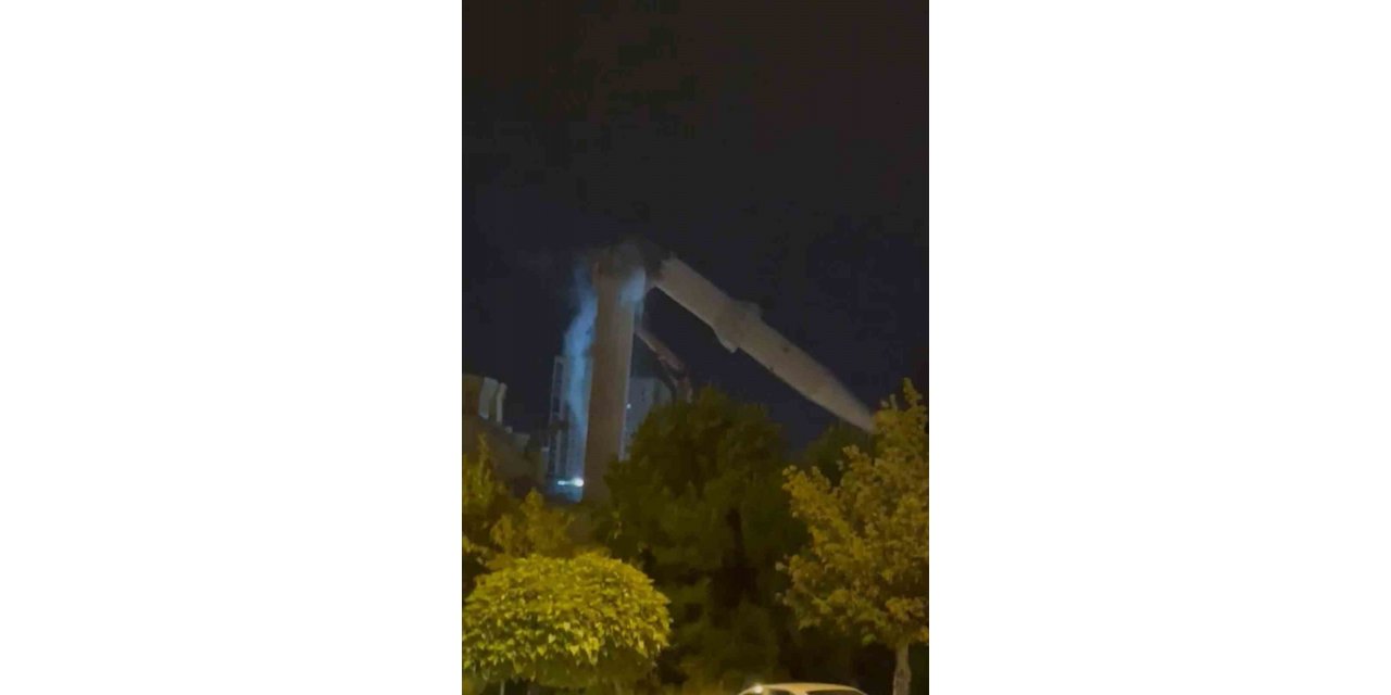 Depremde hasar alan cami minaresi yıkıldı