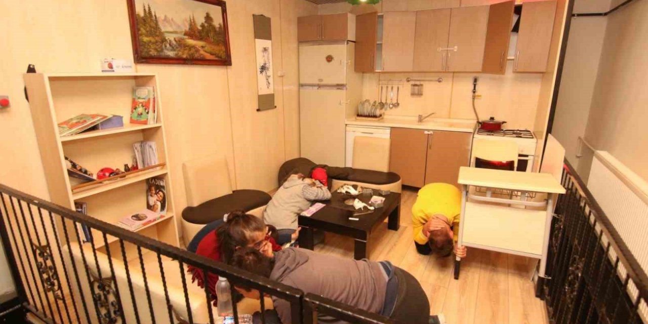 Gerçeği aratmayan deprem tatbikatıyla 100 bin kişiye eğitim verildi