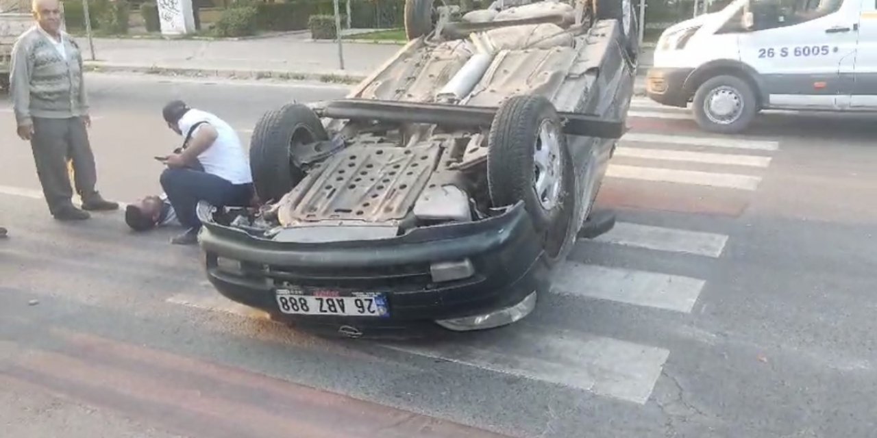 Takla atan araç içinde kalan sürücüyü çevredeki vatandaşlar kurtardı