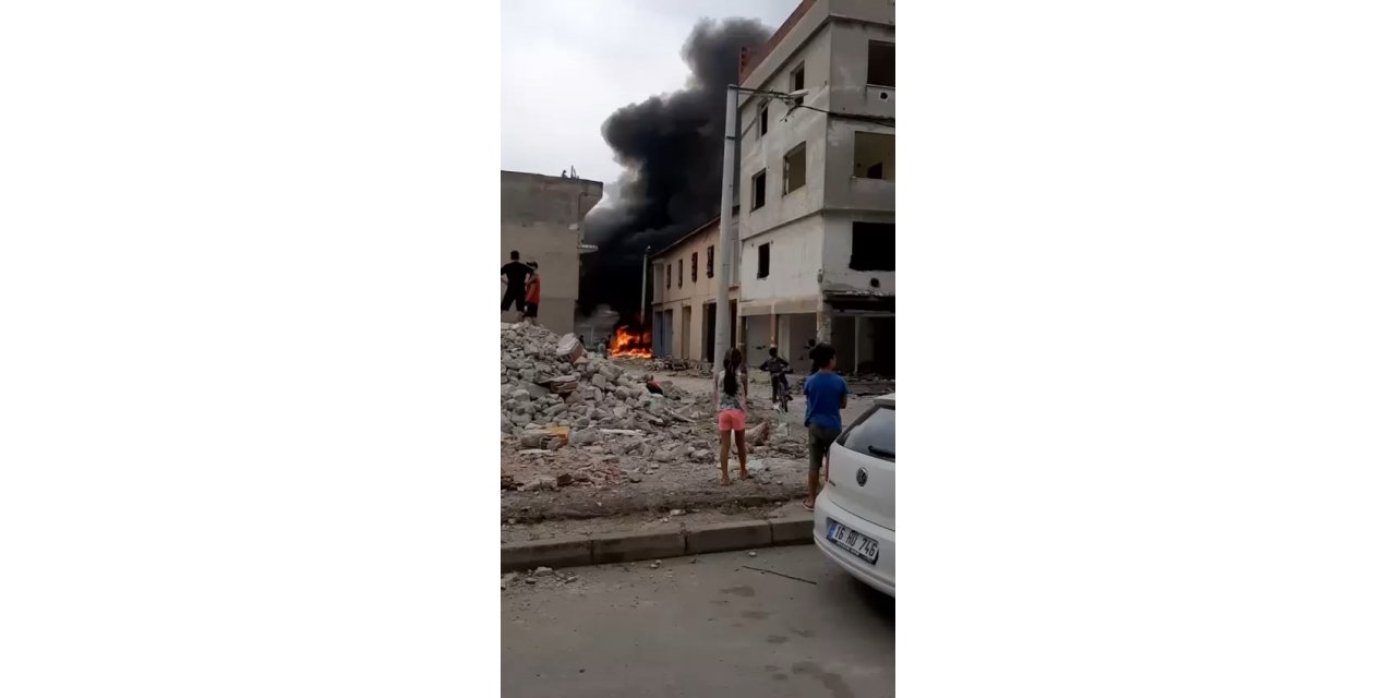 Hurdacılar kentsel dönüşümde atıkları yakıyor, şehri siyah duman kaplıyor