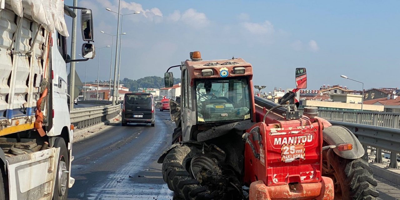 Antalya’da köprülü kavşakta zincirleme kaza: 2 turist yaralandı