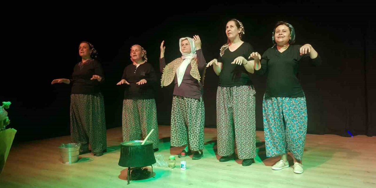 Bergamalı köylü kadınlardan tiyatro gösterisi