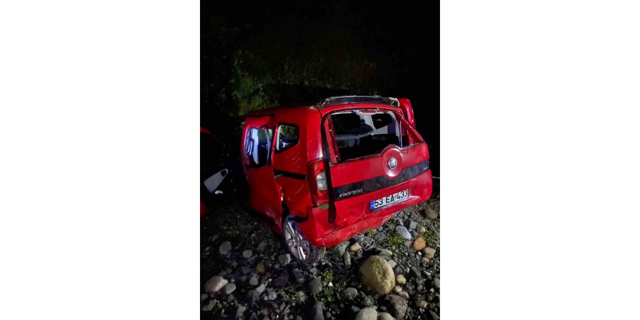 Rize’de hafif ticari araç dereye yuvarlandı: 2 yaralı