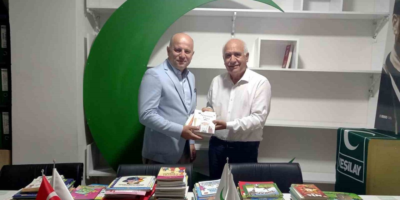 Okuduğu 250 kitabı Yeşilay’a bağışladı