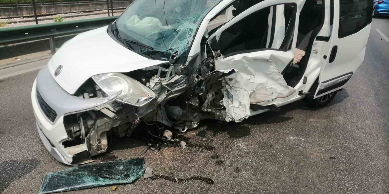 Bariyerlere çarpan hafif ticari araç metrelerce savruldu, sürücüsü sıkıştı