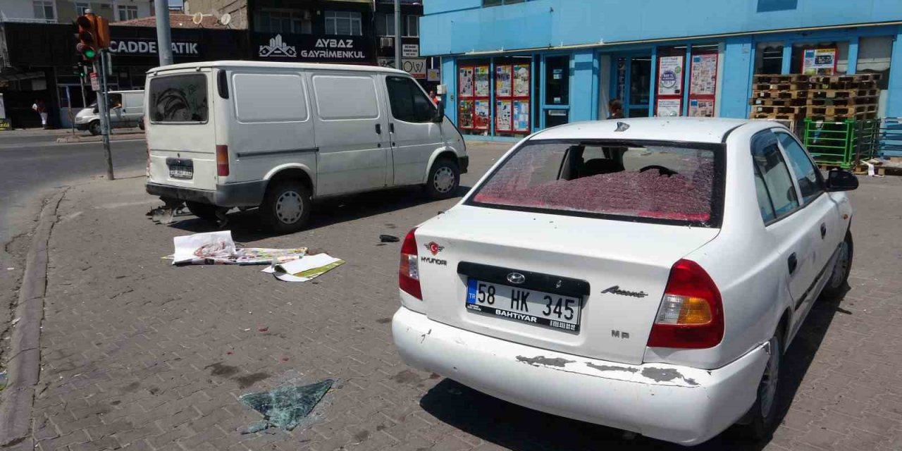 Freni patlayan kamyonet önce 4 araca, ardından yayaya çarptı