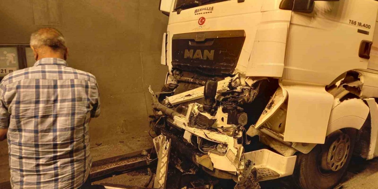 Tünelde tırlar çarpıştı