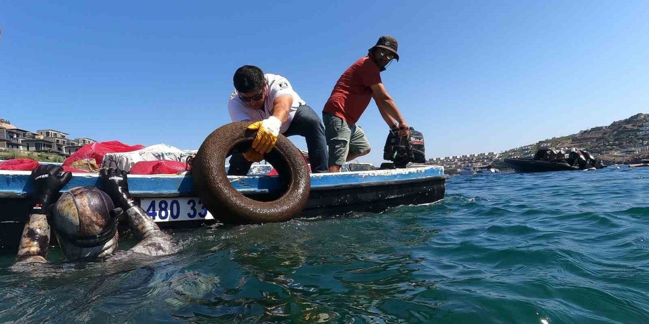 Temizlik Küçükbük’te devam etti