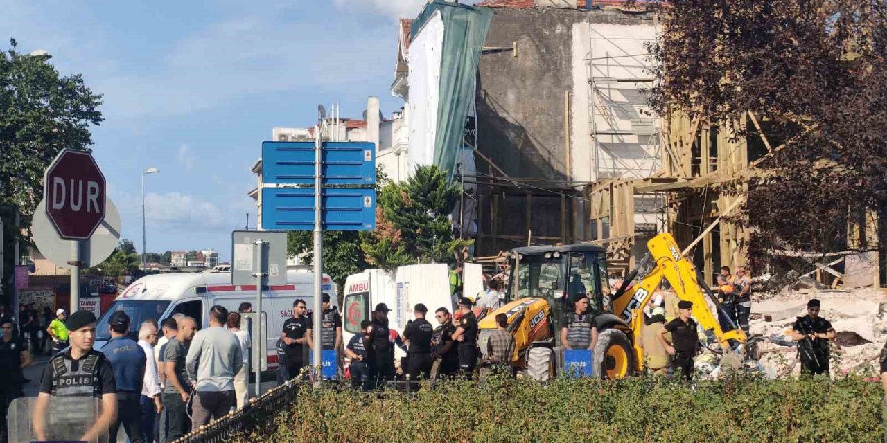 Beşiktaş’ta restorasyon yapılan binadaki çökme