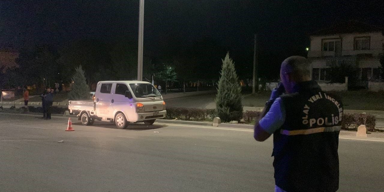 Kamyonetin elektrikli bisiklete çarpma anı kameraya yansıdı: 1 yaralı