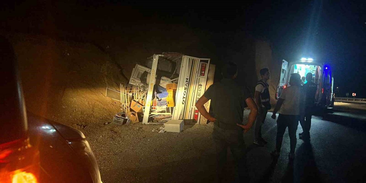 Kontrolden çıkan kamyonet devrildi: 2 yaralı