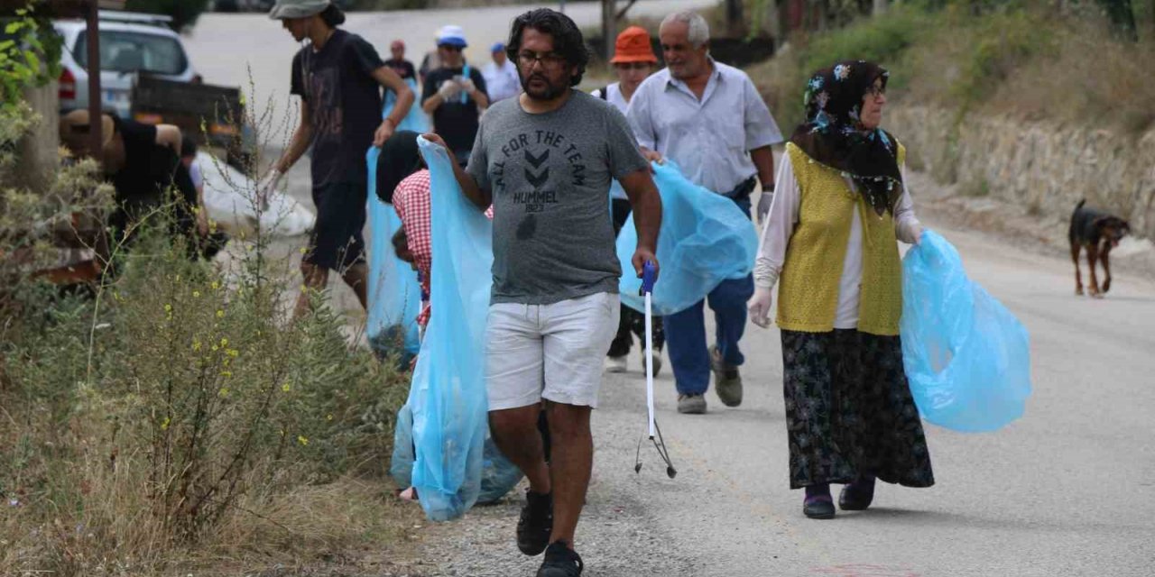 Karabük’te akademisyenlerle köylüler çevre temizliği yaptı