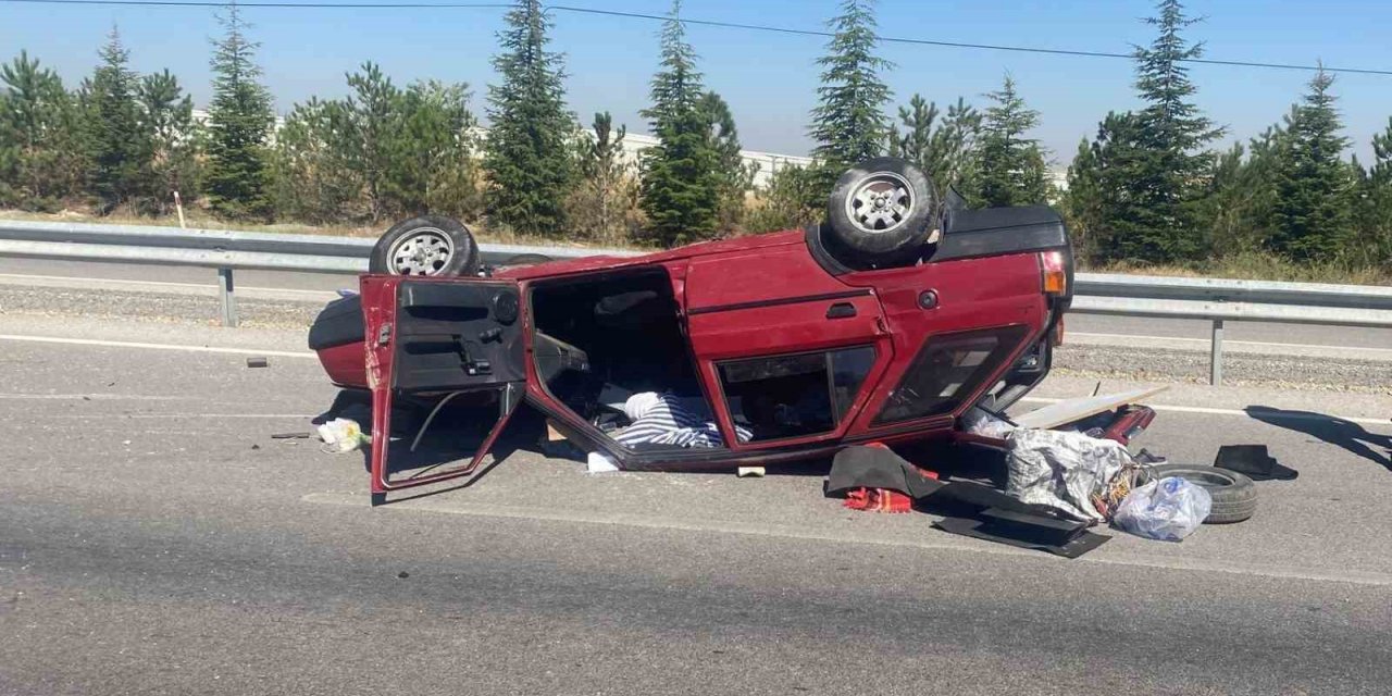 Taklalar atıp ters dönen otomobilde 3 kişi yaralandı