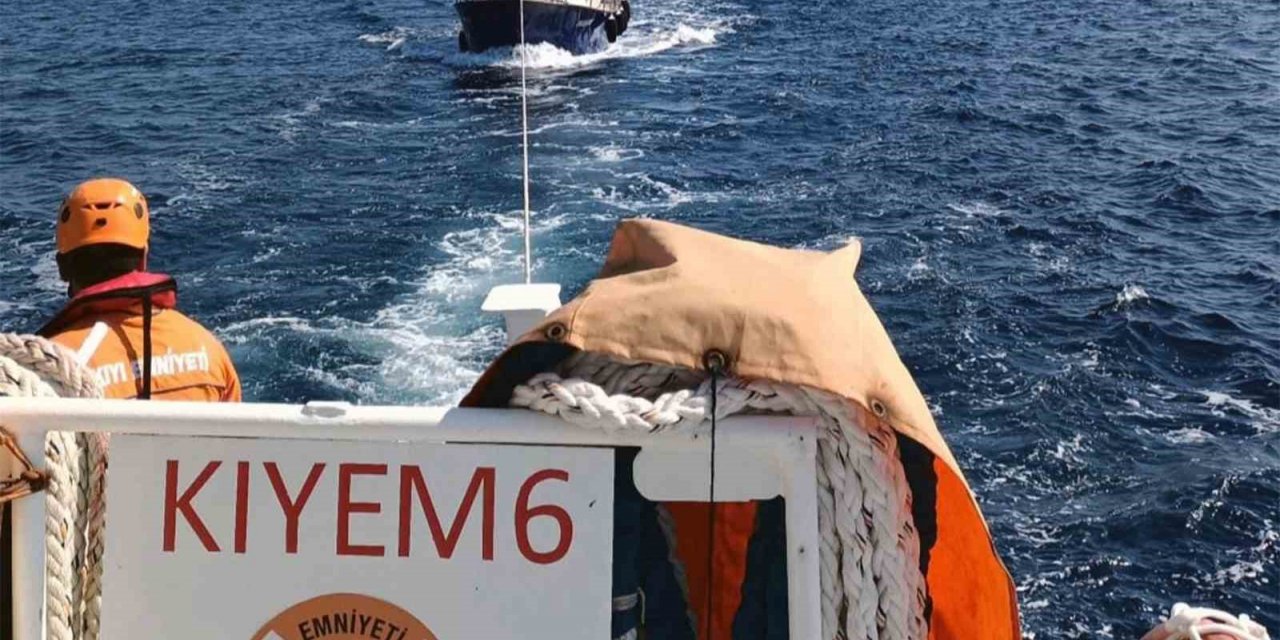 Bodrum Yahşi açıklarında arızalanan tekneyi KIYEM ekipleri kurtardı