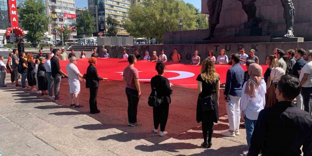 Başkent’te şehitler için saygı duruşu