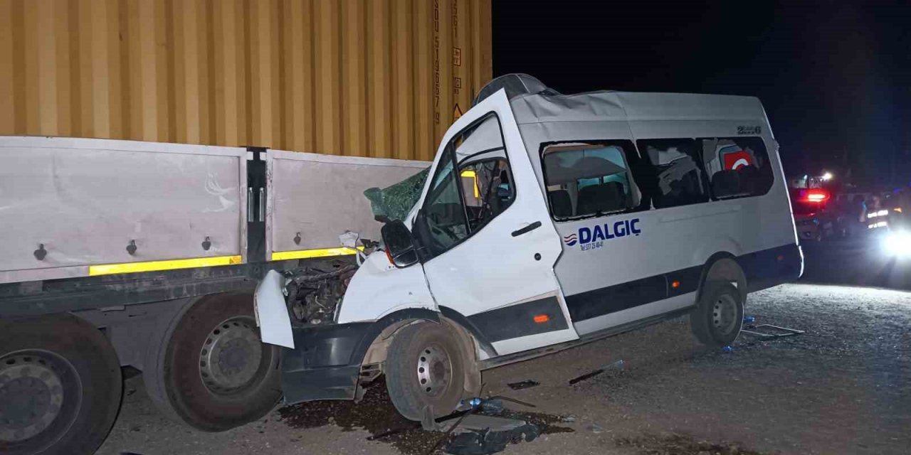 İşçi servisi tıra ok gibi saplandı: 1 ölü, 6 yaralı