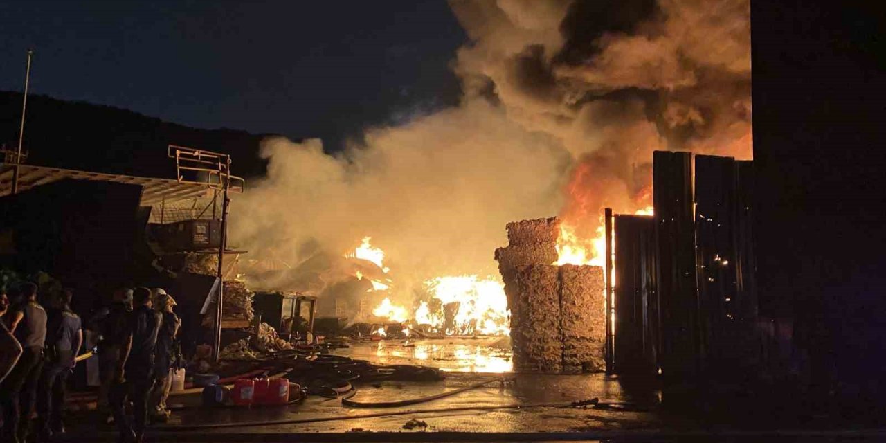 Sarıyer’de geri dönüşüm deposu alev alev yandı