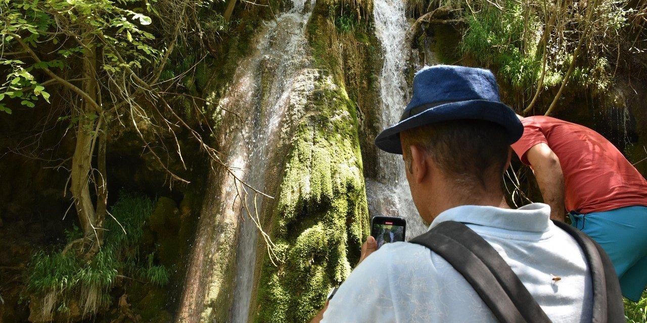 Bunaltıcı sıcaklardan kaçanlar Hacıkodal Kocabor Şelalesi’nde serinledi