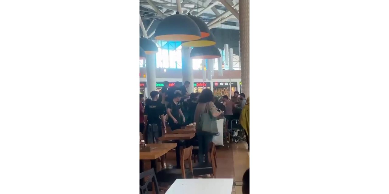 İstanbul’da AVM’nin restoranı çıkan kavgada adeta savaş alanına döndü